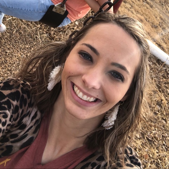 Meet your Posher, Ashlee - Picture 1 of 1